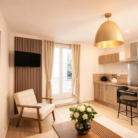 Eiffel Tower - Premium